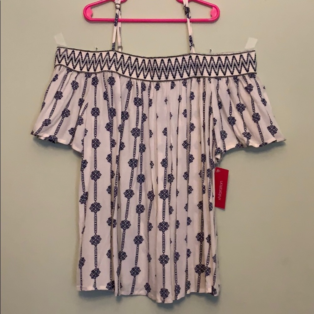 NEW Cute off the shoulder shirt